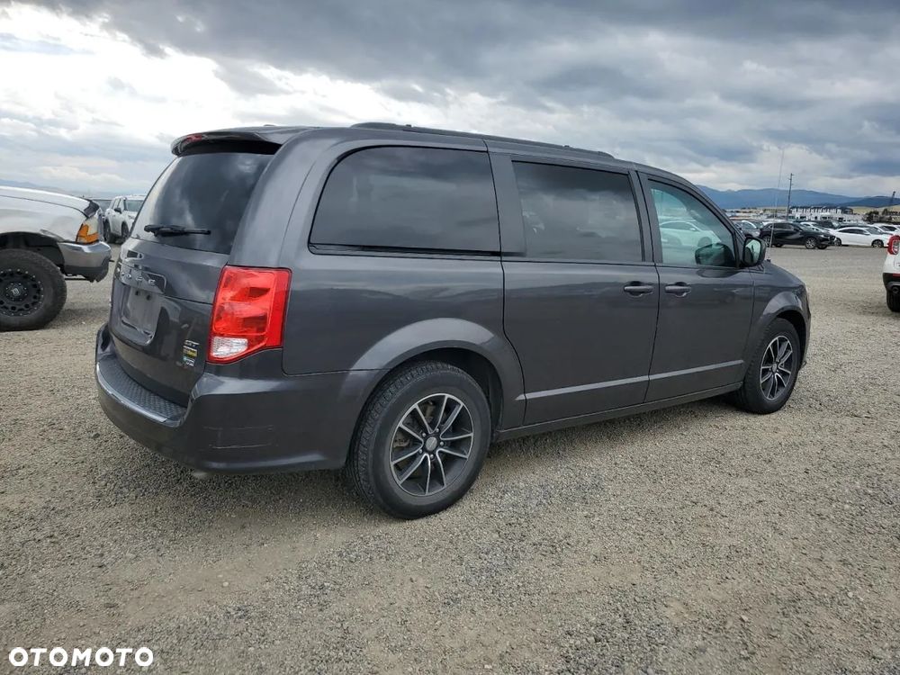 Dodge Grand Caravan - 4