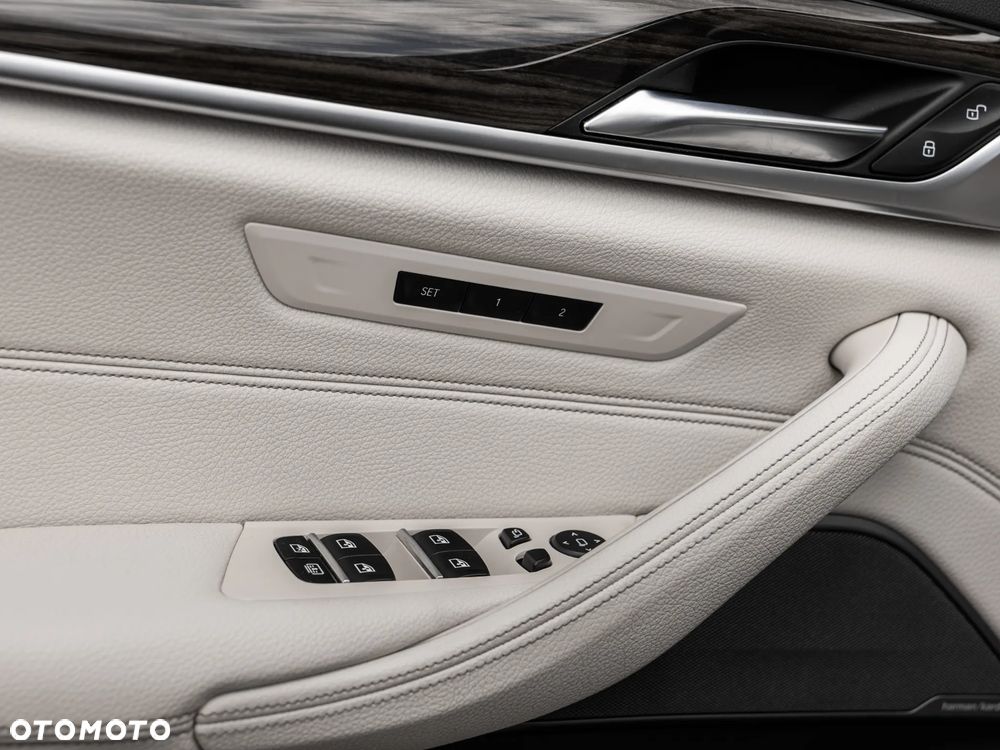 BMW Seria 5 M550i xDrive - 14