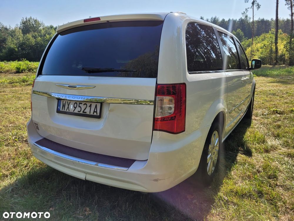 Chrysler Town & Country - 6