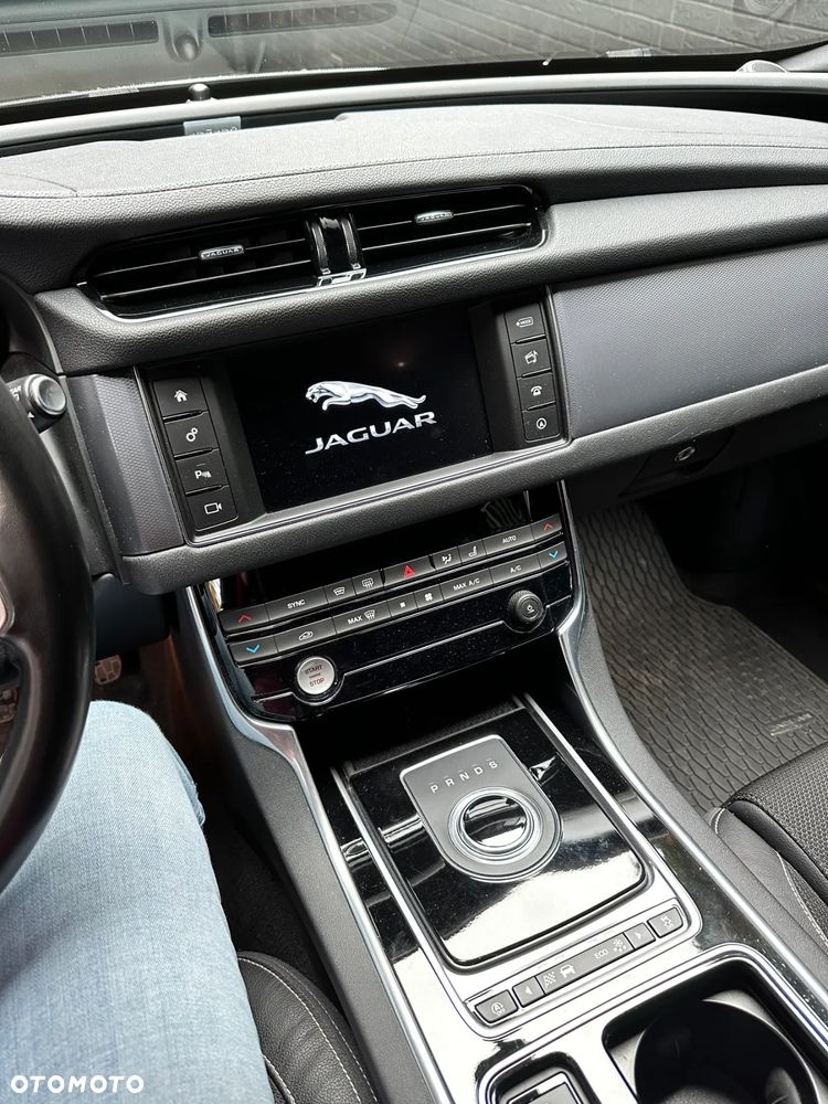 Jaguar XF 2.0 i4D R-Sport - 29