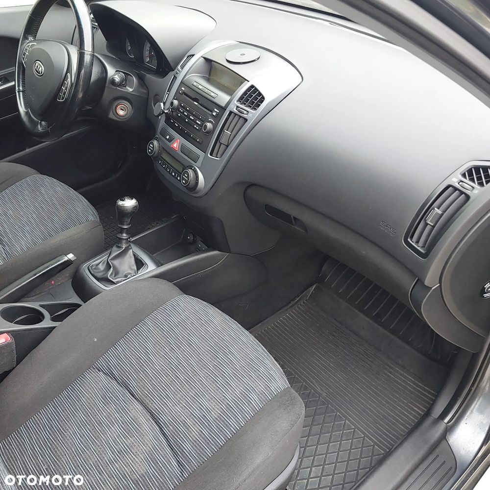 Kia Ceed - 10
