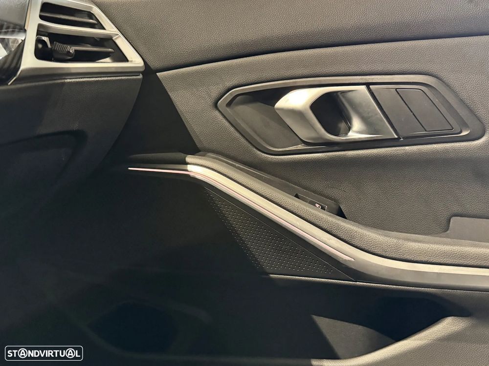 BMW 320 d Touring Pack Desportivo M Pro Auto - 16