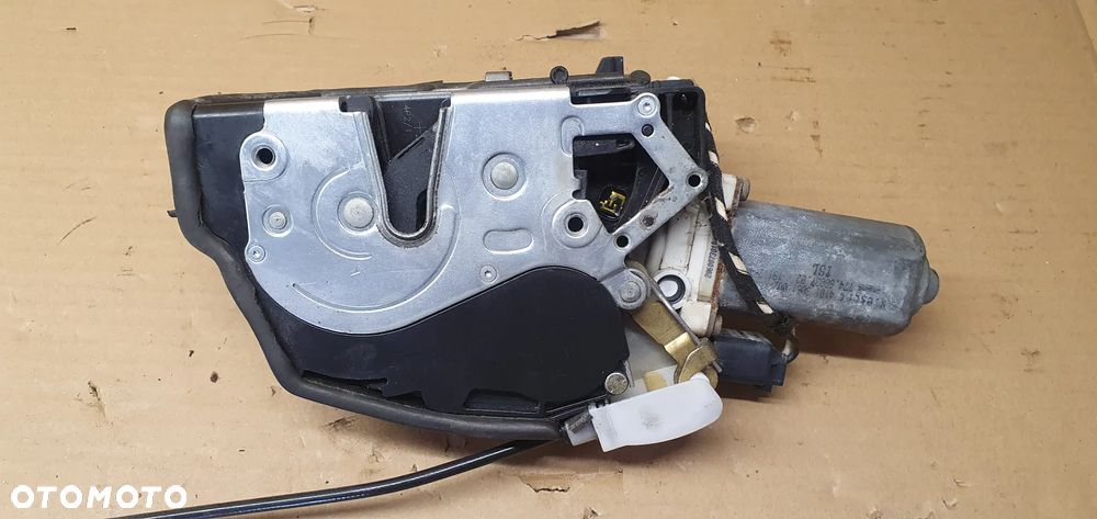 Zamek lewy tył tylny dociąg BMW 7 E65 7028909 - 2