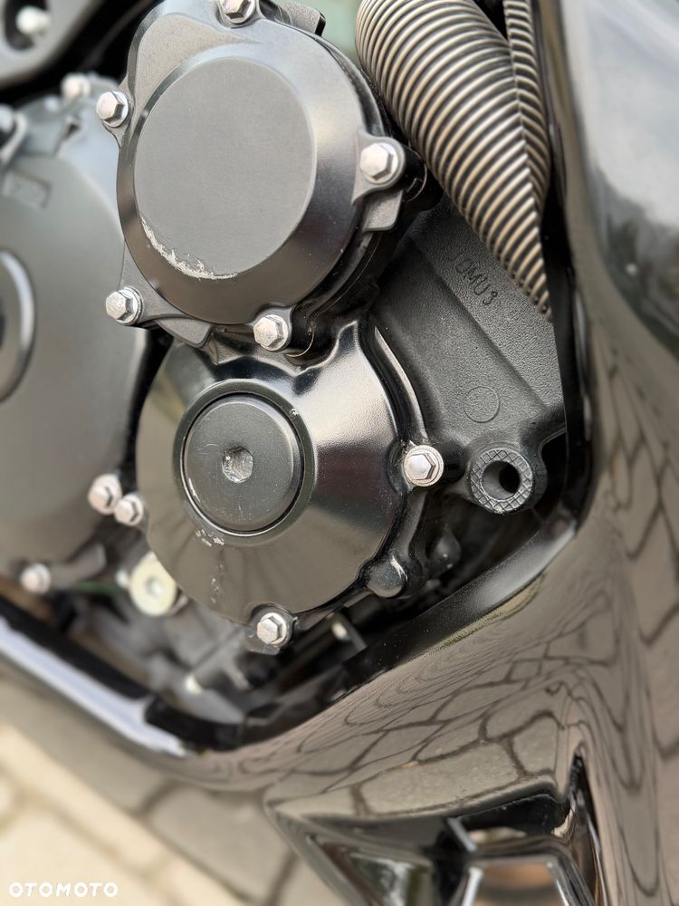 Suzuki GSR - 10