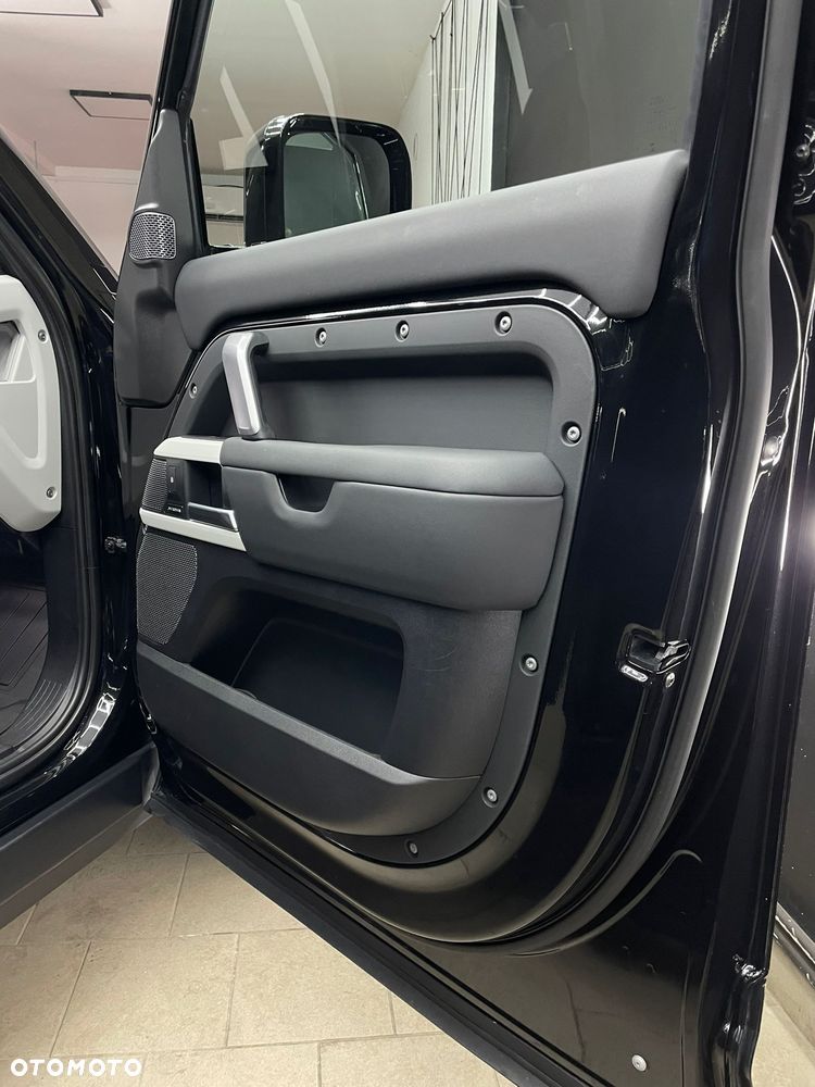 Land Rover Defender - 8
