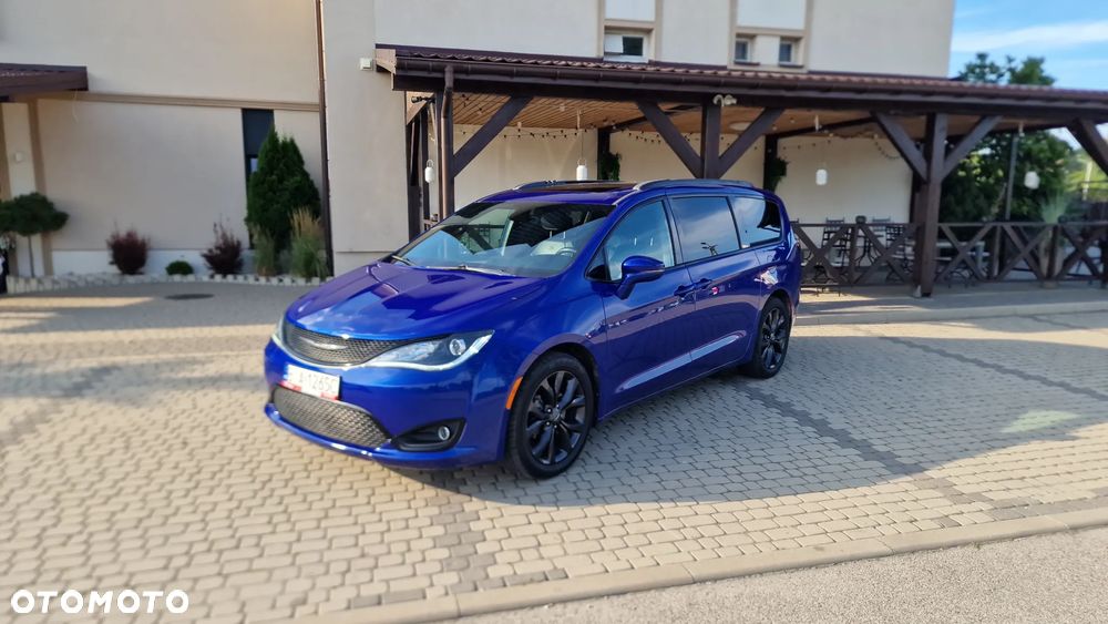 Chrysler Pacifica - 1
