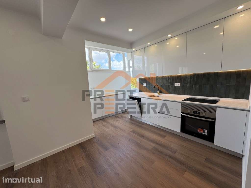 Situado na Amadora/Venteira, T2 totalmente remodelado. - Grande imagem: 2/19