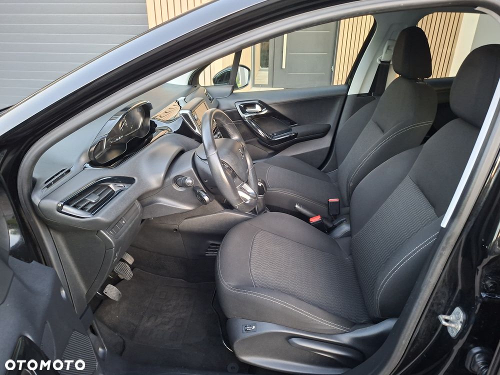 Peugeot 208 - 12