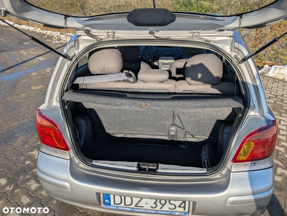 Toyota Yaris 1.3 - 9