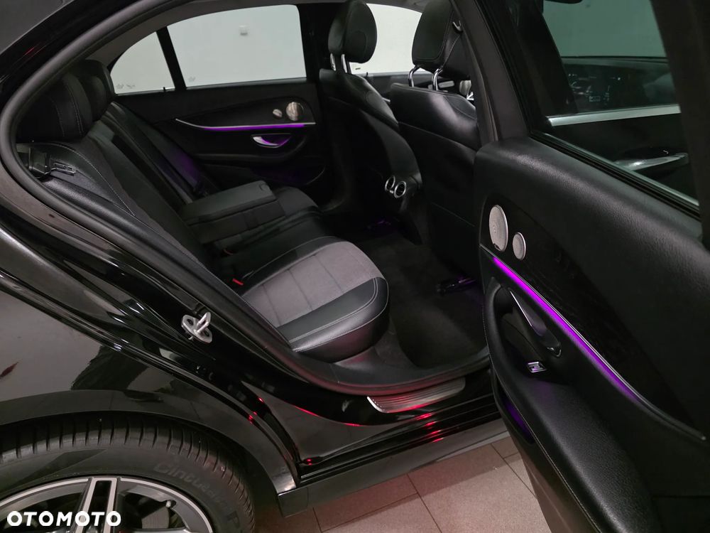 Mercedes-Benz Klasa E 300 4Matic 9G-TRONIC AMG Line - 32