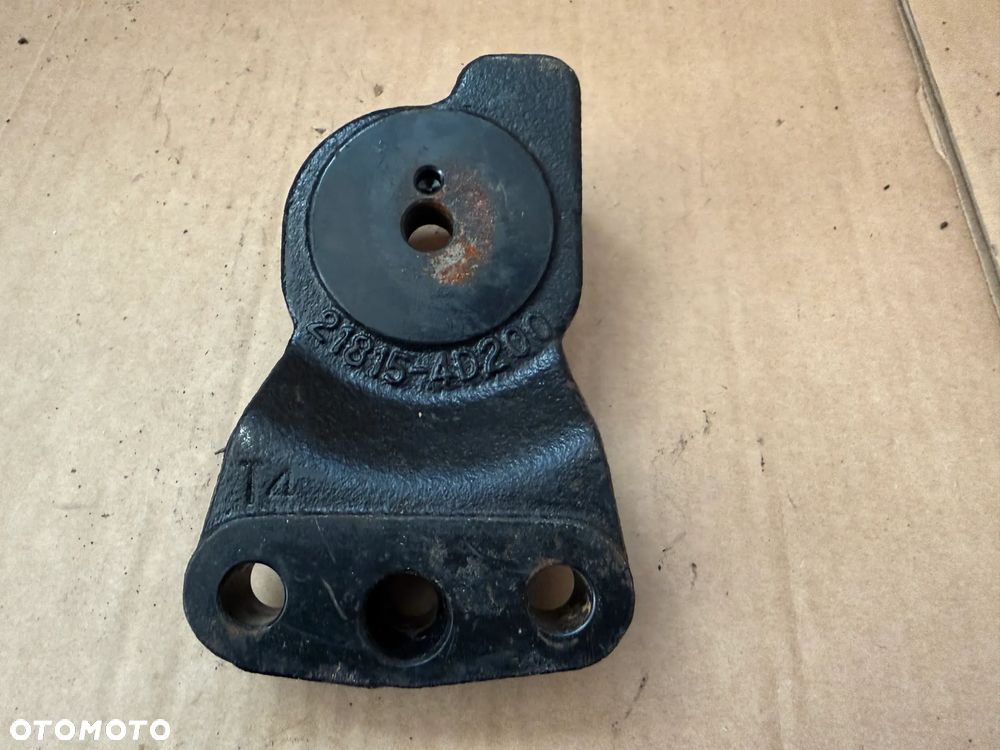 Łapa silnika Kia Carnival 2.9 CRDI 21815-4D200 - 2