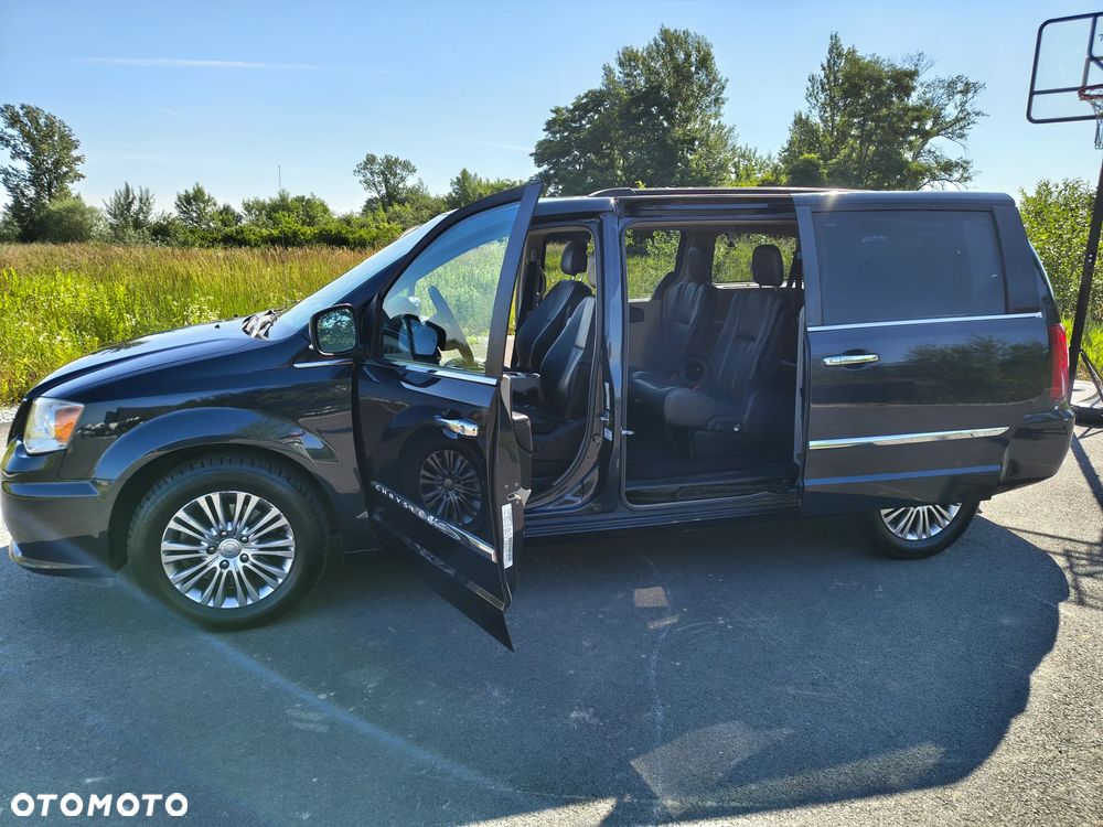 Chrysler Town & Country 3.6 Limited - 15