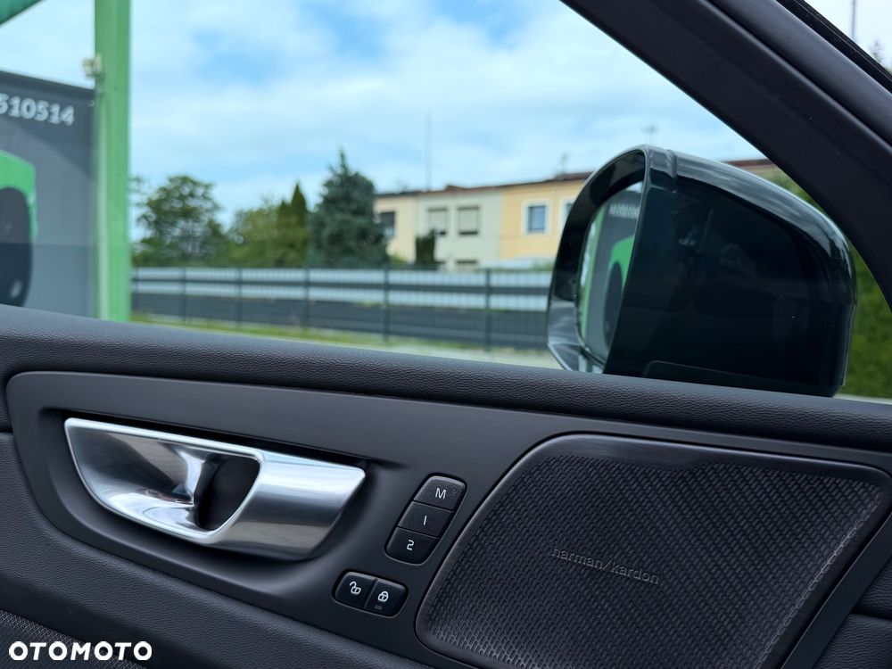 Volvo XC 60 B4 D AWD Plus Dark - 22