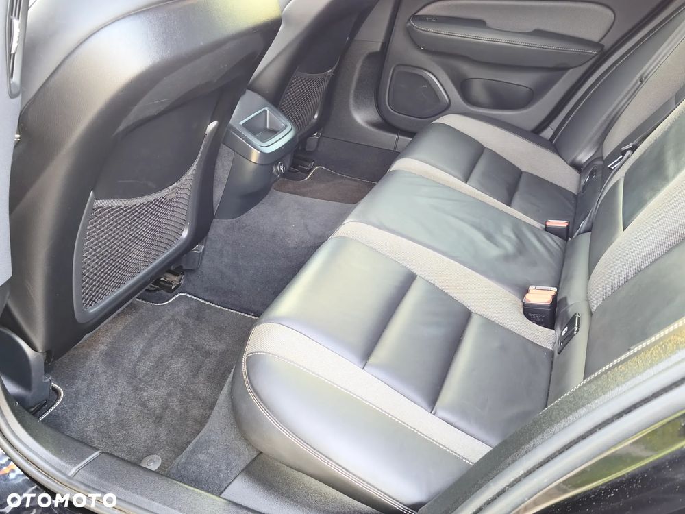 Volvo V60 D3 R-Design - 37