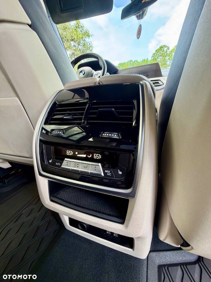 BMW X7 - 25