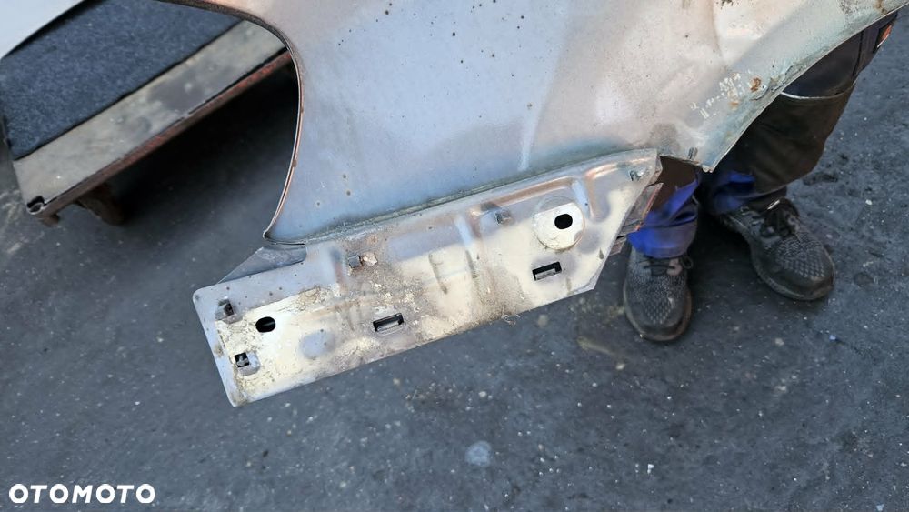 Volkswagen Touran Błotnik prawy kod lakieru LD7X - 6