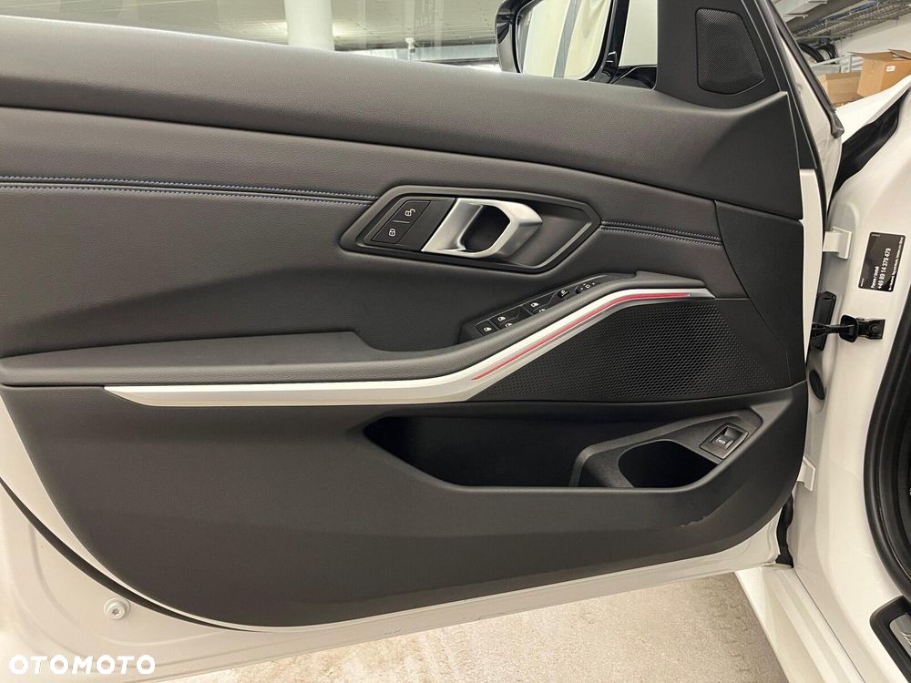 BMW Seria 3 320d xDrive mHEV M Sport - 18