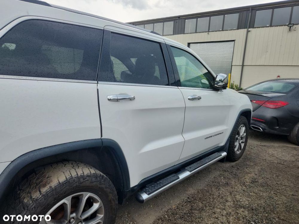 Jeep Grand Cherokee - 32