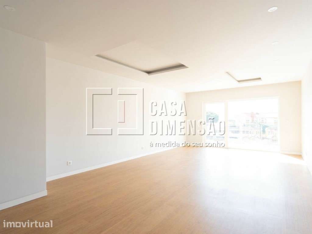 Apartamento de tipologia T3 novo com 138m2, com varandas, inserido ...