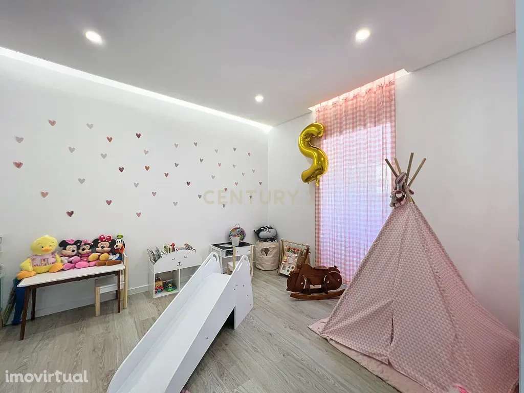 Moradia T4 Completamente Remodelada na Matriz da Ribeira Grande - Grande imagem: 4/33