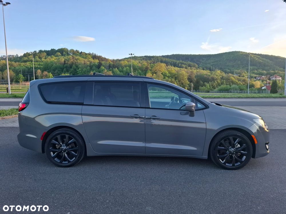 Chrysler Pacifica - 2