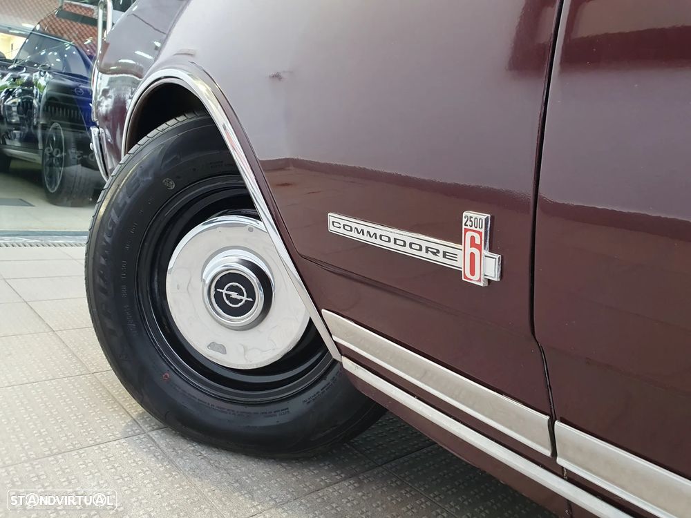 Opel Commodore 2500 4 door Sedan - 18