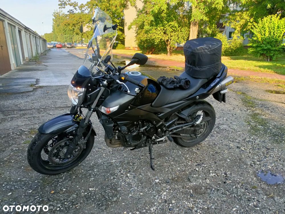 Suzuki GSR - 6