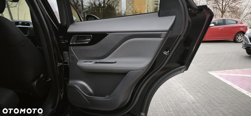 Jaguar F-Pace 2.0 i4D RWD Pure - 33