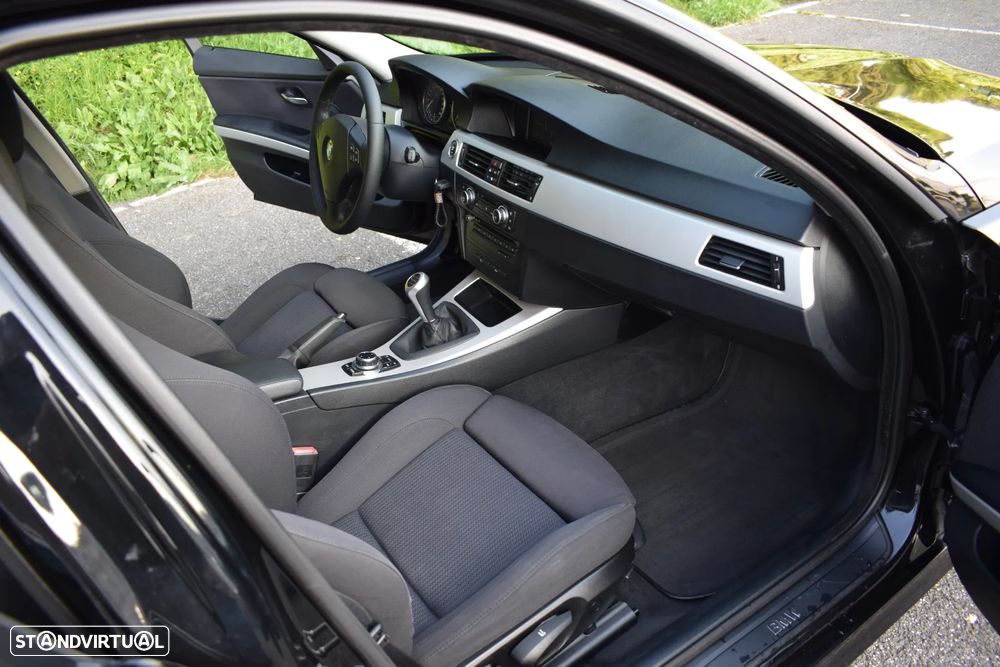 BMW 318 d Navigation Sport - 23