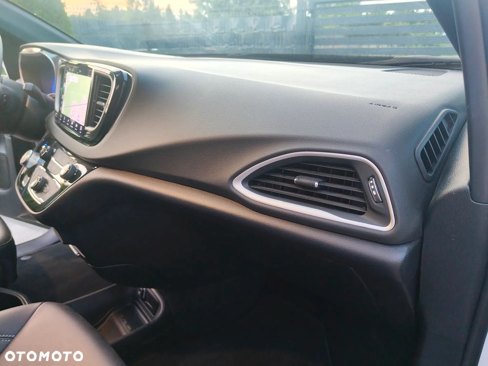 Chrysler Pacifica - 22