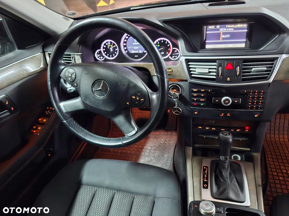 Mercedes-Benz Klasa E 200 T CGI BlueEFFICIENCY Automatik - 13