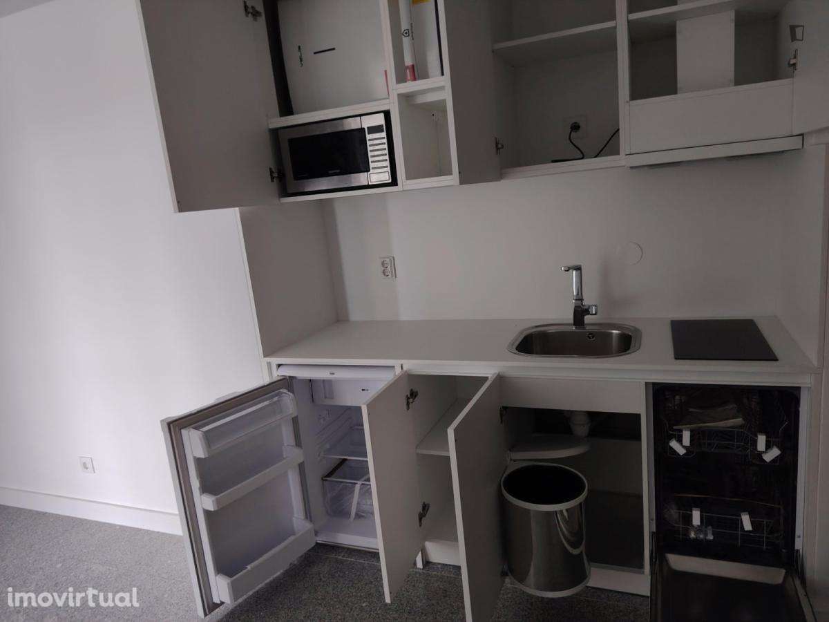 Quarto - localizado em Lordelo do Ouro Porto - Grande imagem: 3/8