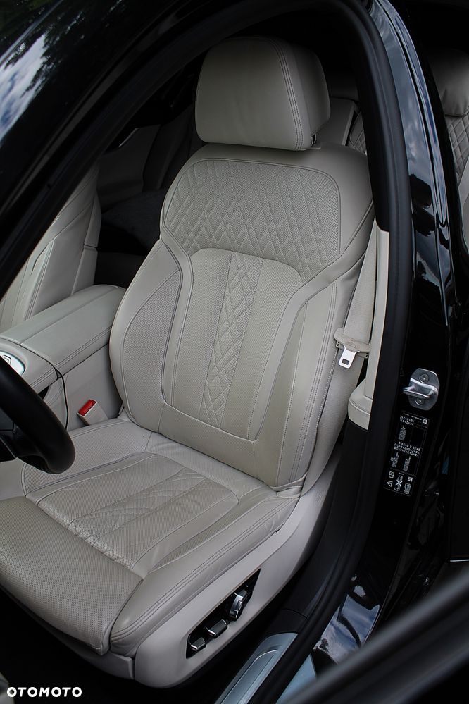 BMW Seria 7 750i xDrive - 20