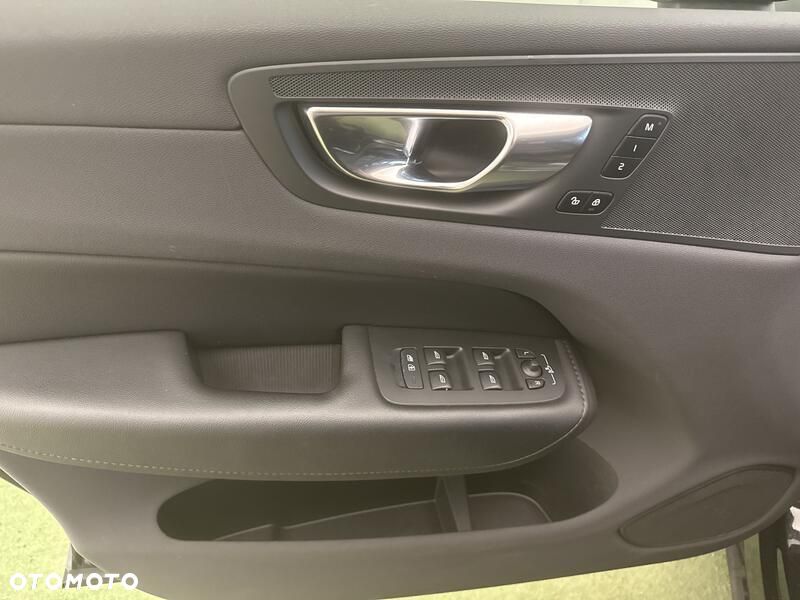Volvo XC 60 B4 B Plus Dark - 25
