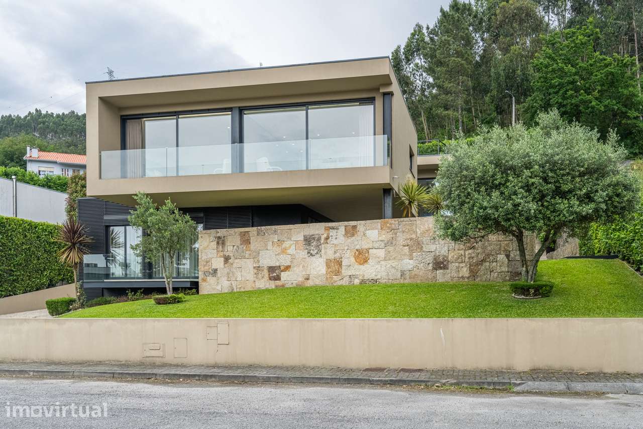 Moradia T4 com Rooftop Panorâmico e Piscina Privativa em GUIMARÃES - Grande imagem: 2/48
