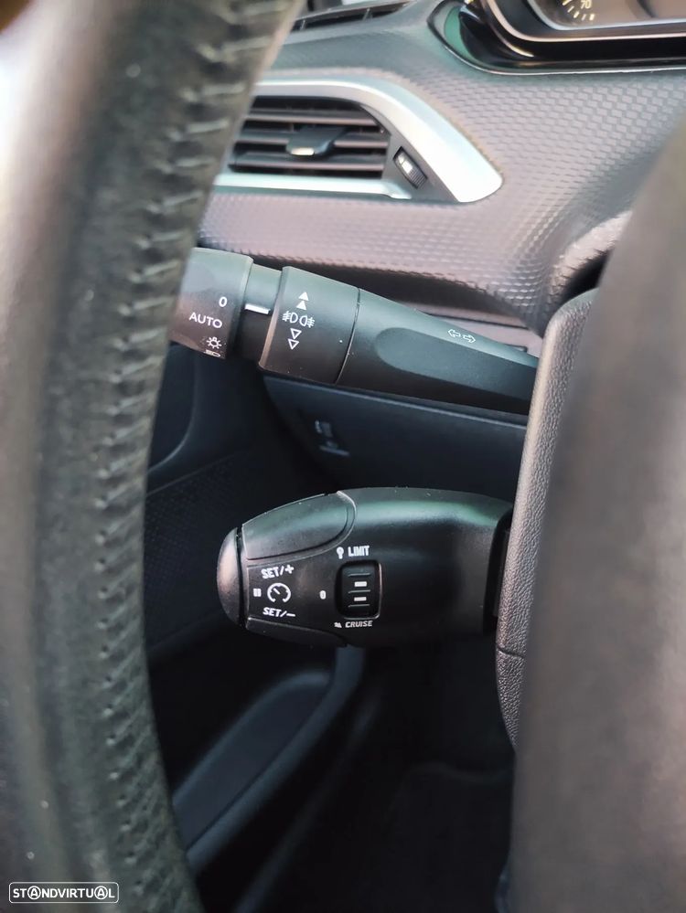 Peugeot 208 1.2 VTi SE Style - 16