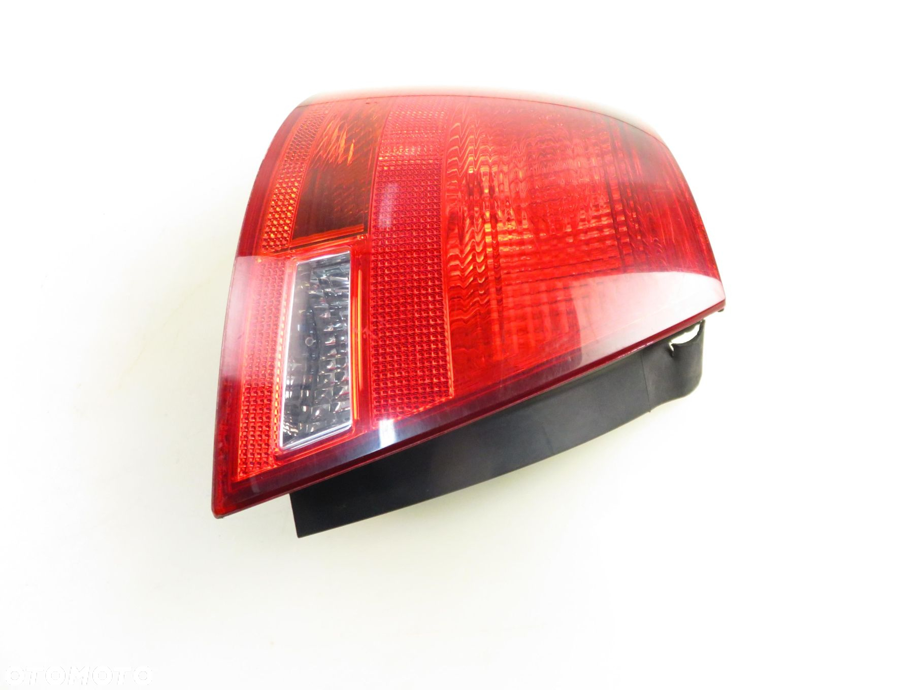 LAMPA LEWA TYLNA AUDI A4 B7 Avant 8E9945095C - 4
