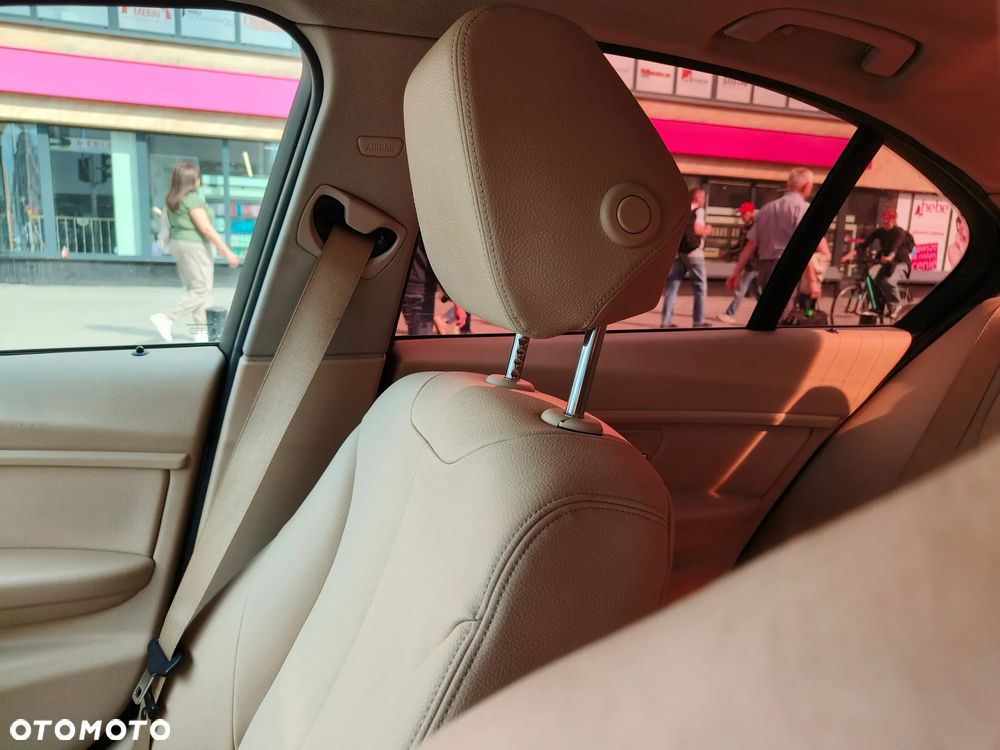 BMW Seria 3 328i xDrive - 11