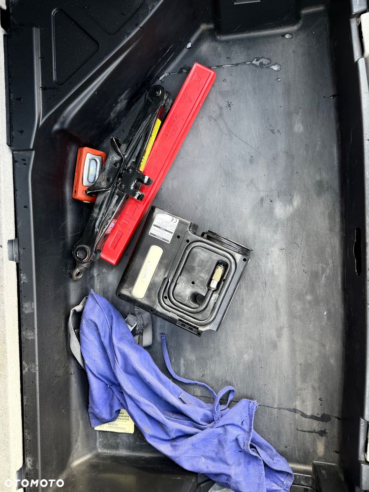 Toyota Prius 1.8 HSD Prestige - 26