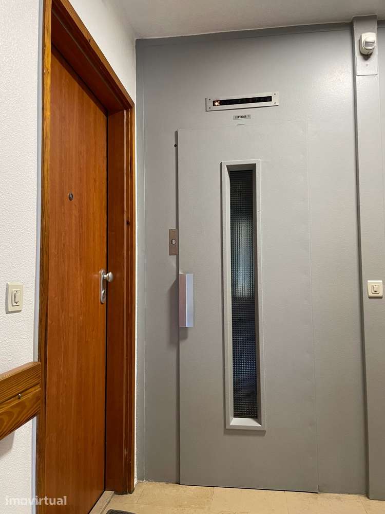 Espaçoso, renovado e localização privilegiada. - Grande imagem: 2/25