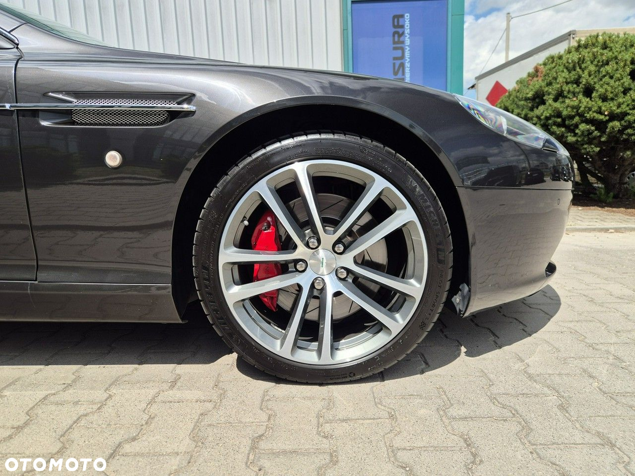 Aston Martin DB9 - 12