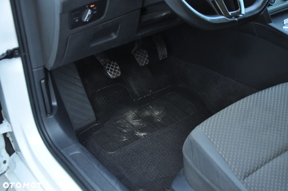 Volkswagen Passat 2.0 TDI SCR Comfortline - 14