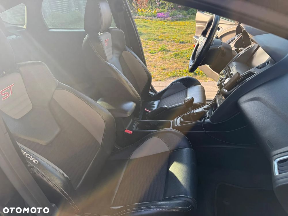 Ford Focus 2.0 EcoBoost ST - 30
