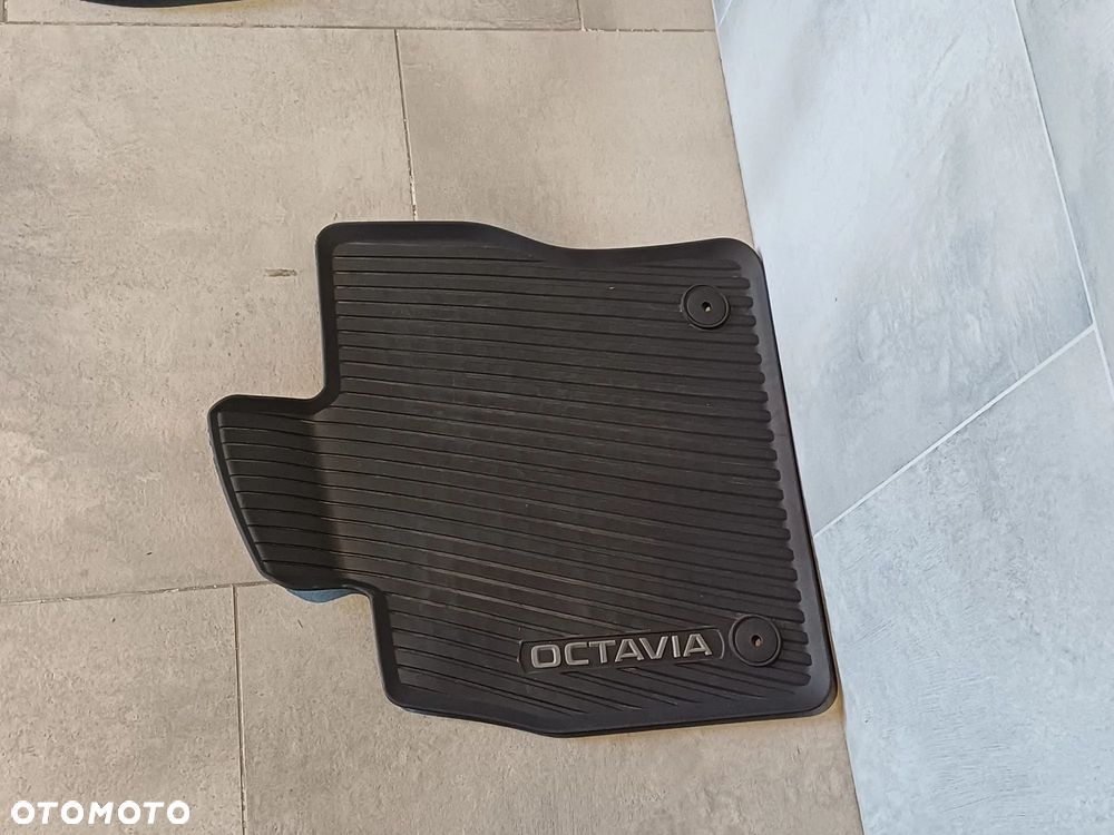 NR 598 Oryginalne dywaniki gumowe do Skoda Octavia 4 komplet 5E4061500 - 3