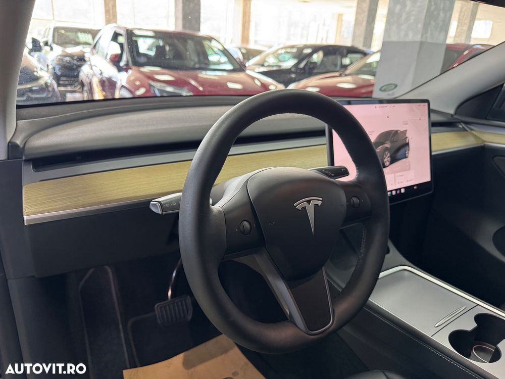 Tesla Model Y - 25
