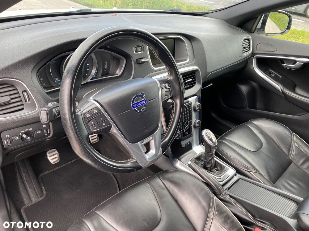 Volvo V40 D2 R Design - 24