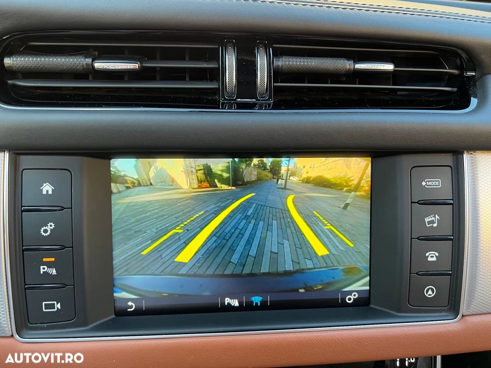 Jaguar XF 20d AWD Portfolio - 15