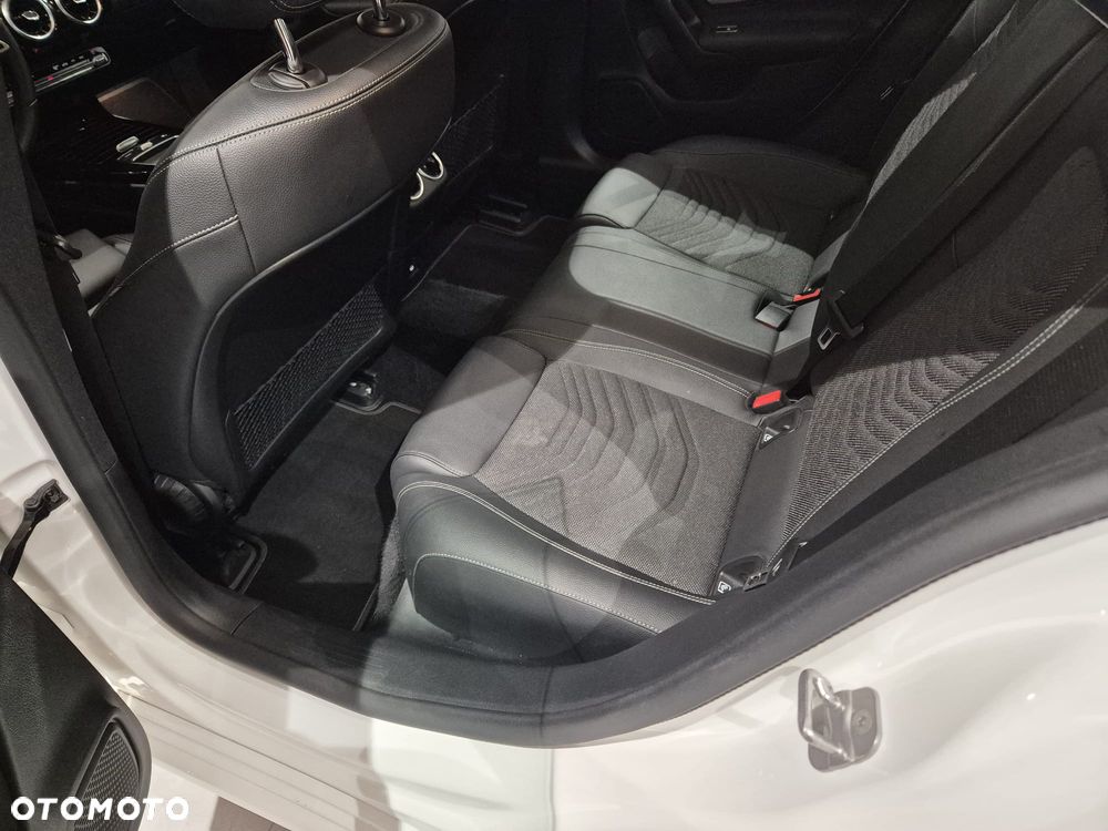 Mercedes-Benz CLA 200 7G-DCT - 12