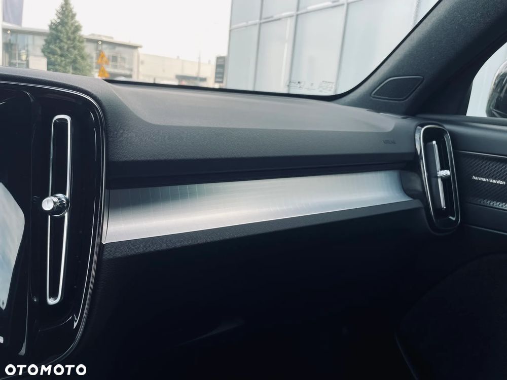 Volvo XC 40 B3 Plus Dark - 17