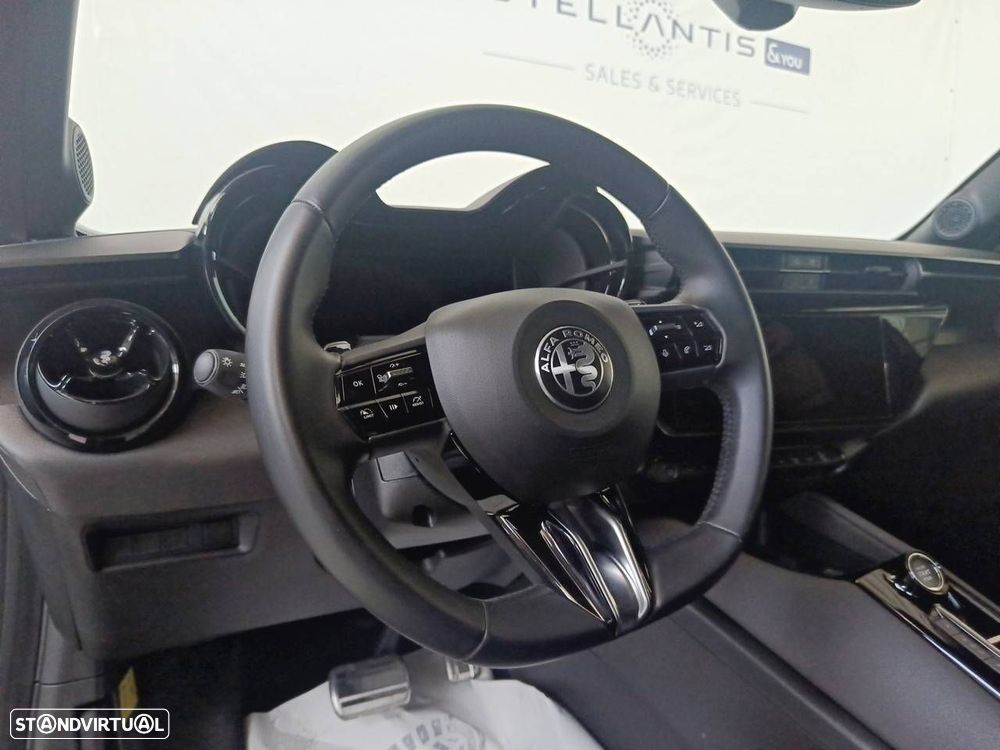 Alfa Romeo Junior 1.2 eDCT6 - 12